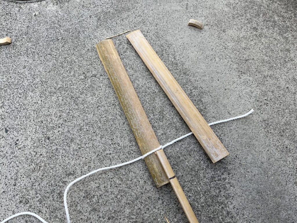 竹をロープで結ぶ